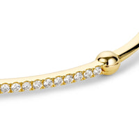 Close up shot of yellow gold diamond bar bracelet